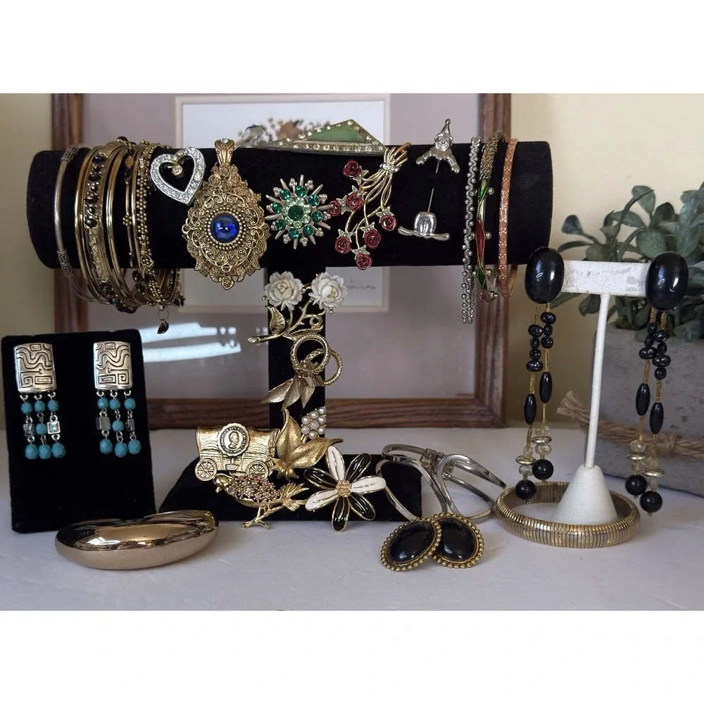 Vintage 30 Pc Costume Jewelry Lot‎ Earrings Bracelet Brooches Rhinestone